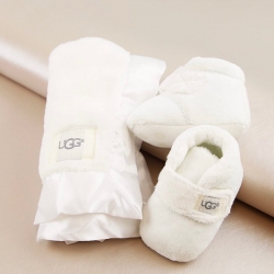 ¿Buscas un regalo para un bebé?👶 El modelo Bixbee de UGG está fabricado en felpa súper suave y sin suela. Ideales para esos días de paseo en invierno, ya que son muy calentitas😌 Incluye una mantita pequeña, ¡se pueden lavar en lavadora!
.
.
.
#ugg #uggkids #uggboots #ugglife #zapateriacempes #calzadoinfantil #comerciolocal #ribeira #puebladelcaramiñal #boiro #portodoson #nuevo #regalo #tiendaonline #shoponline